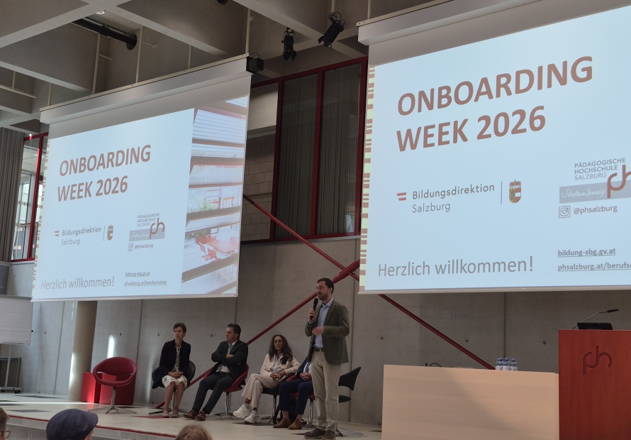 Vizerektor der PH Matteo Carmignola leitet die Onboarding Week mit einer Rede ein