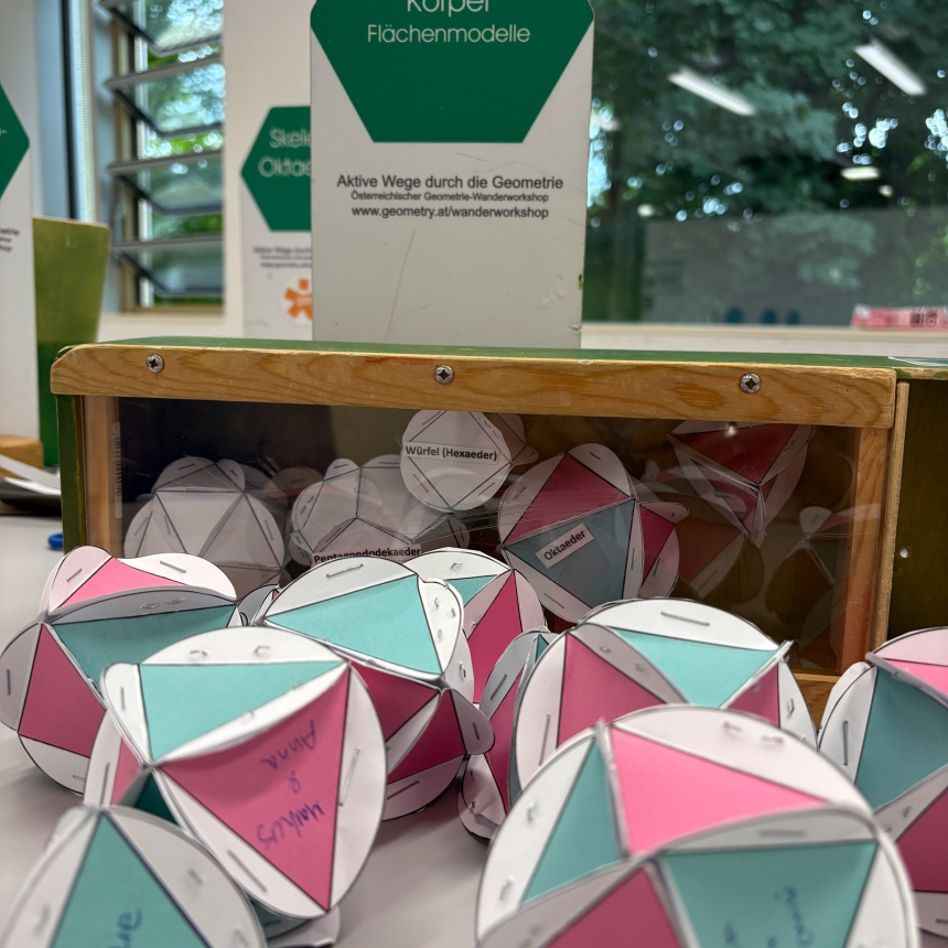 Ein Foto von mehreren gebastelten geometrischen Formen aus Papier