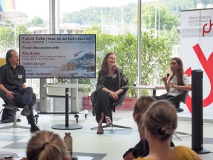Ein Foto der Diskussionsrunde mit Dr.in Rita Krebs, Dr.in Özlem Zengin und HS-Prof. Dr. Florian Hartmann.